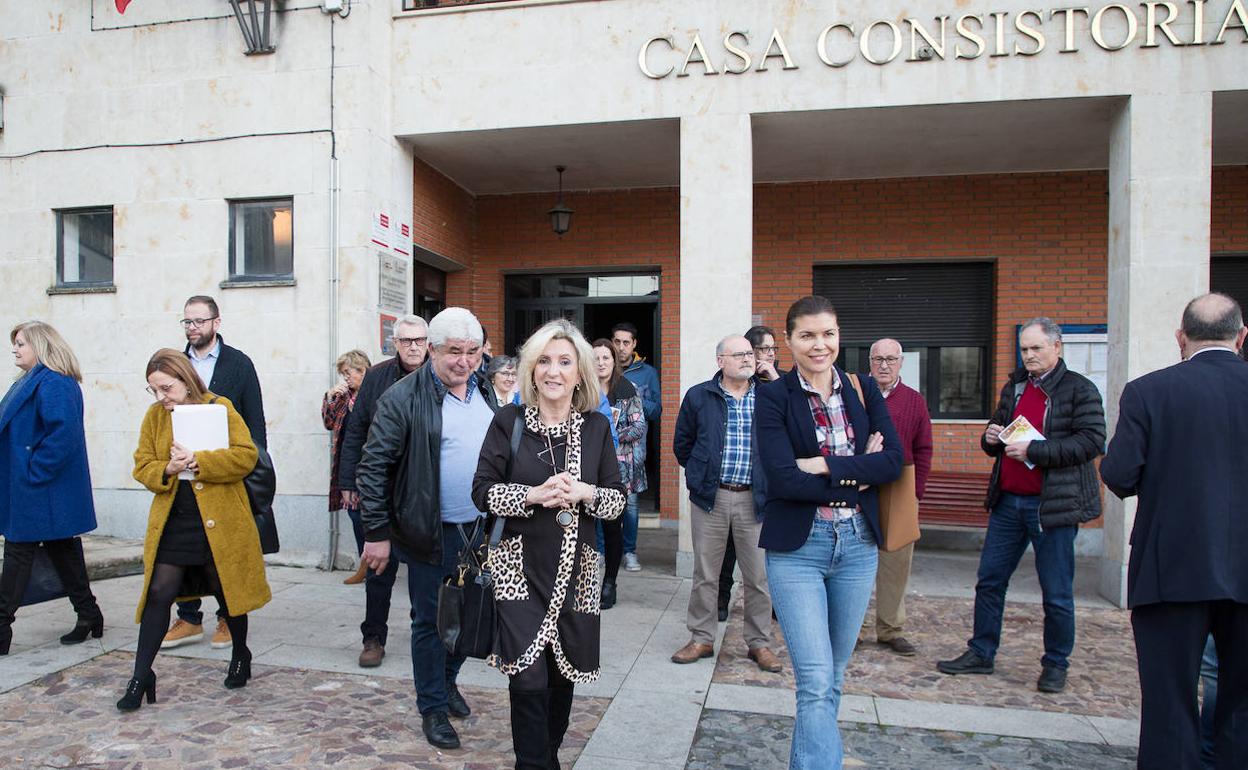 Verónica Casado, en el centro, al salir de la reunión con los alcaldes zamoranos.