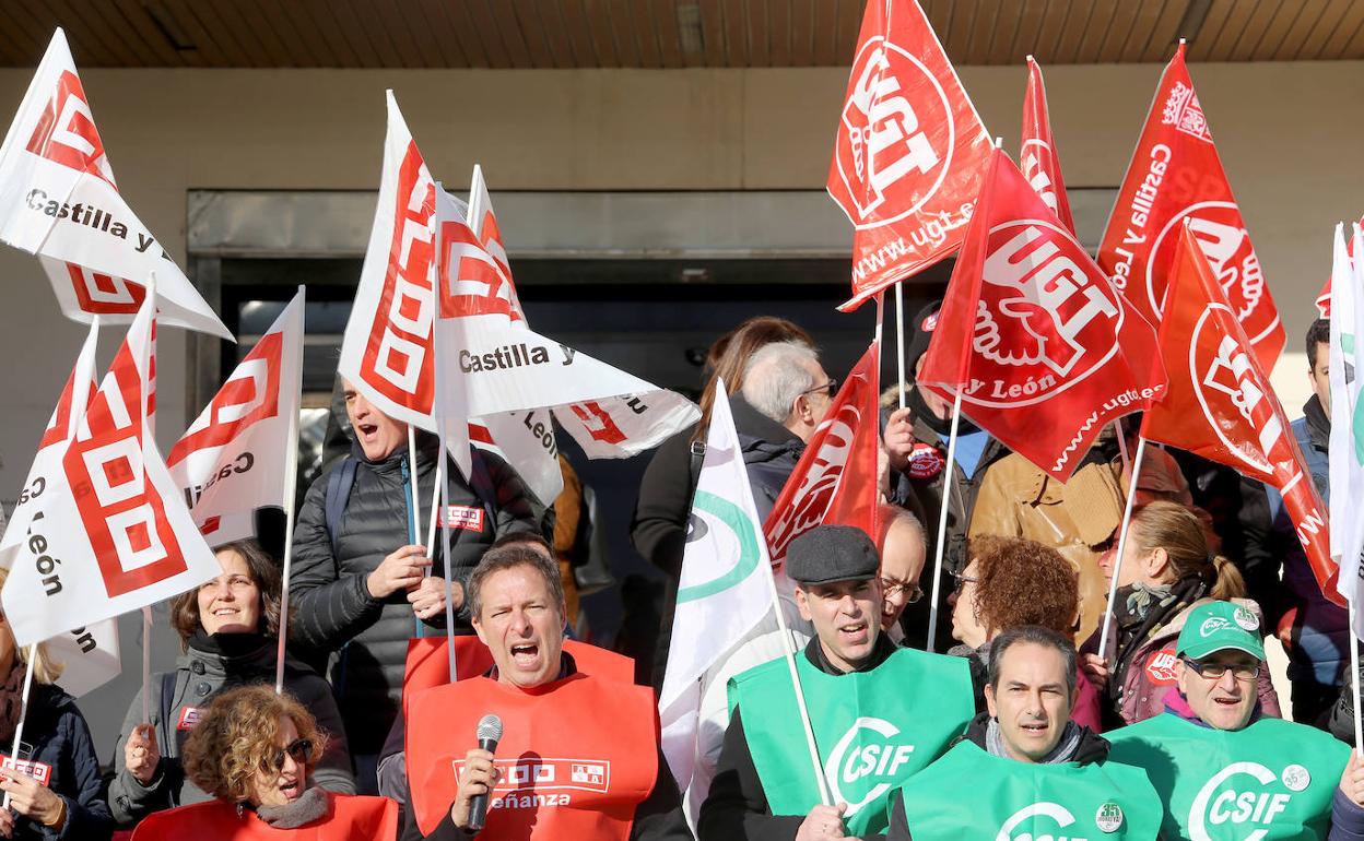 Los sindicatos CCOO, UGT y CSIF se concentran por la negativa a negociar las plantillas de docentes de cara al próximo curso académico 2020-2021.