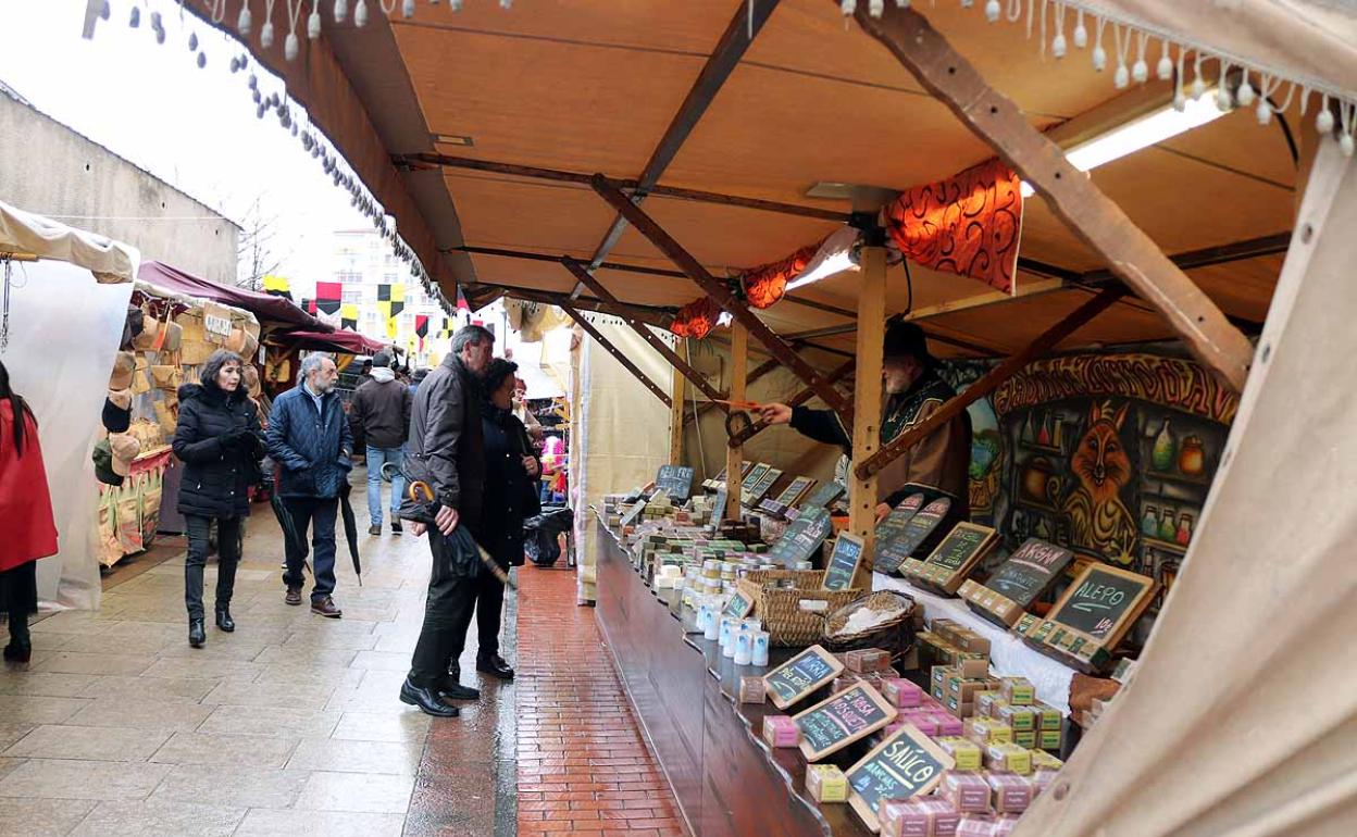 Hasta la época medieval pueden viajar los burgaleses que este fin de semana se acerquen hasta este barrio | Decenas de puestos artesanales, bailarines, músicos, herreros participan para despedir Las Candelas. 
