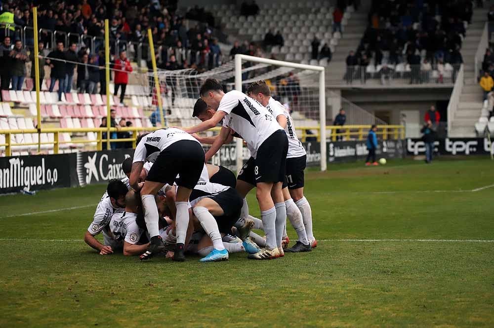 Fotos: Imágenes del encuentro entre el Burgos CF y la Cultural Leonesa