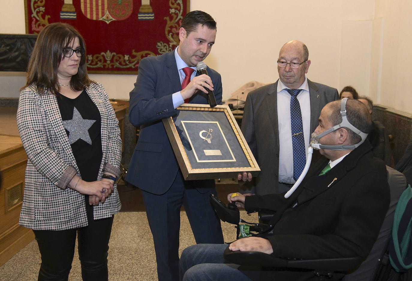 El alcade de Burgos, Daniel de la Rosa, entrega el Báculo de Oro a la asociación. 