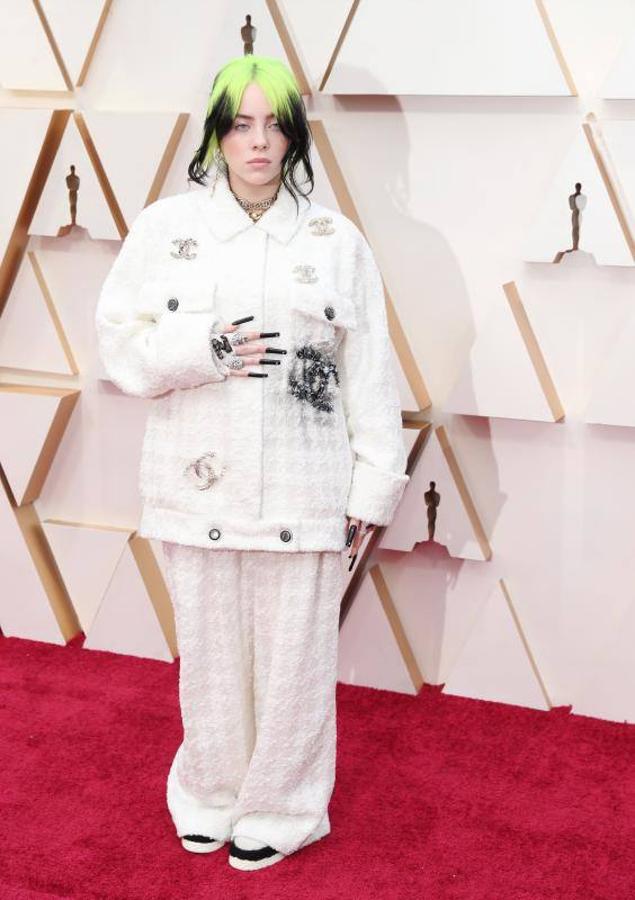 La cantante Billie Eilish vestida de Chanel. 