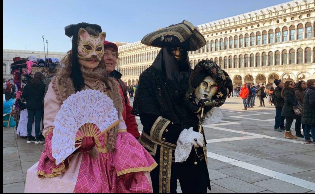 La plaza de San Marcos de Venecia, en pleno carnaval tras haber estado inundada hace tres meses.