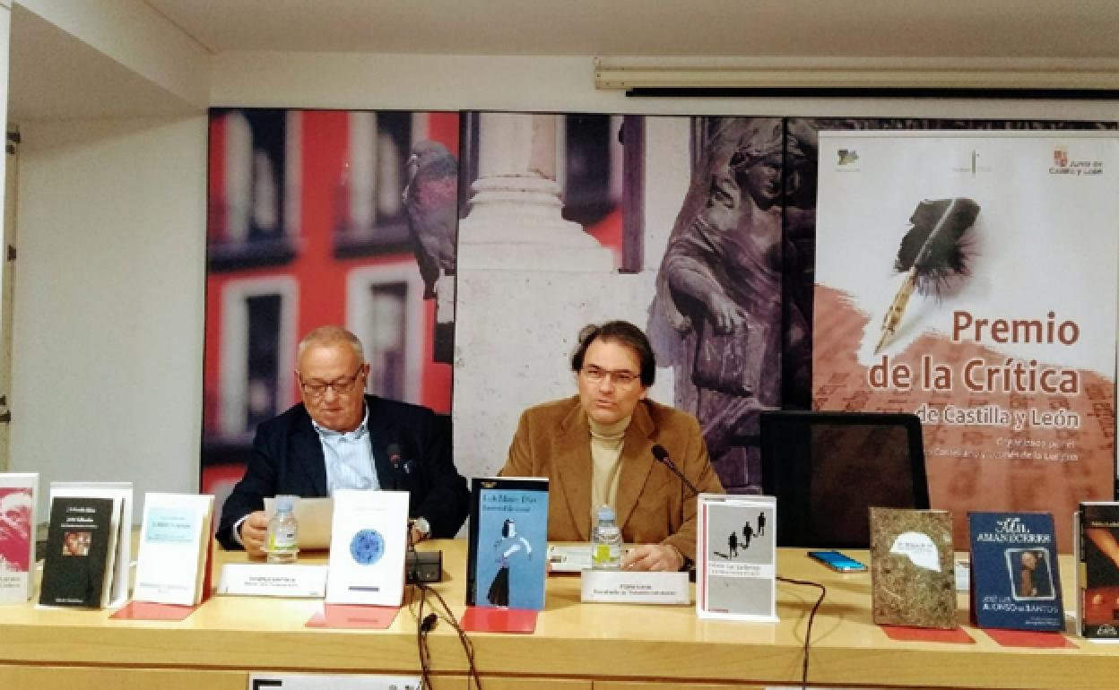 Presentación de los finalistas del Premio de la Crítica de Castilla y León con Gonzalo Santonja, director del ILCyL (izda.) y Pedro Ojeda de Valladolid Letraherido. . 