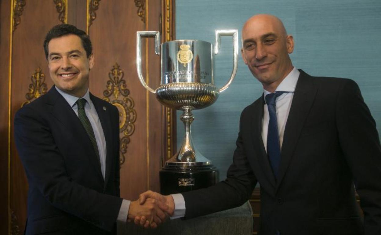 El presidente de la FEF, Luis Rubiales (d), y el de la Junta de Andalucía, Juanma Moreno. 