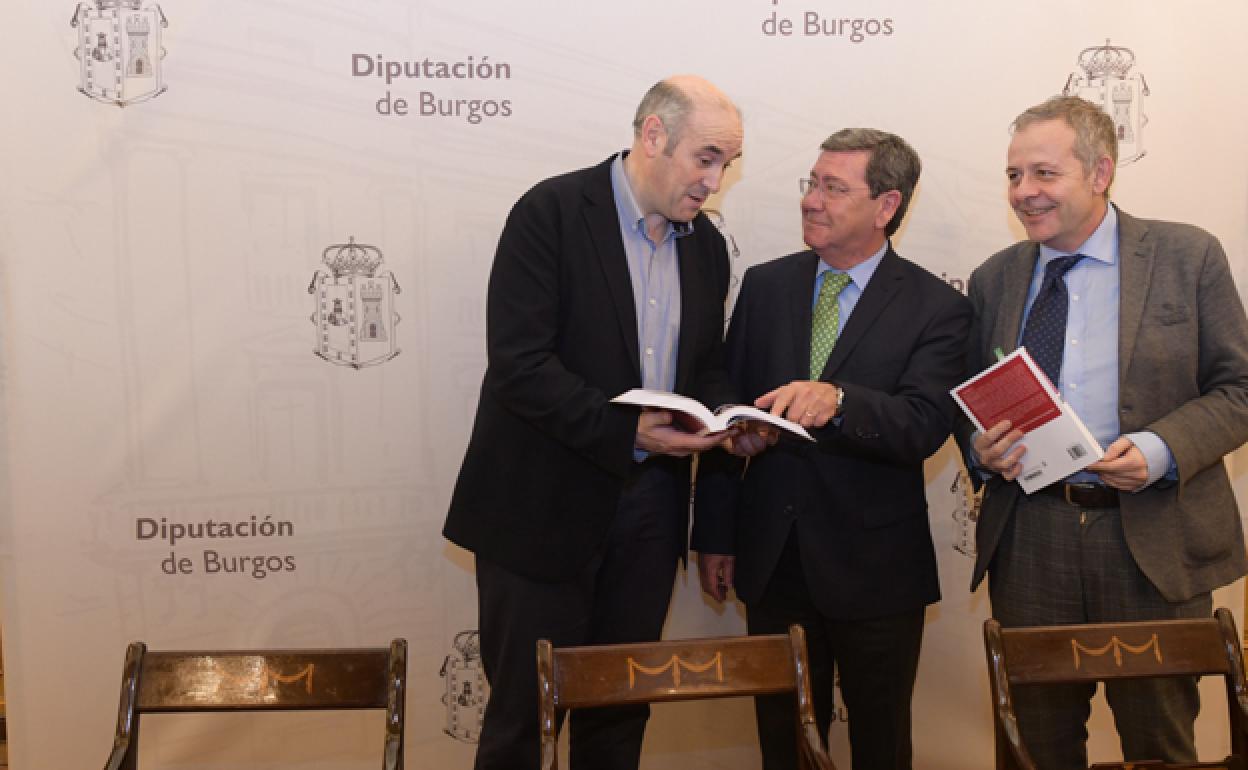 Presentación del libro con presidente de la Diputacion, César Rico (C), el cronista de la provincia, René Payo (D), y el autor, Fernando García-Moreno Rodríguez