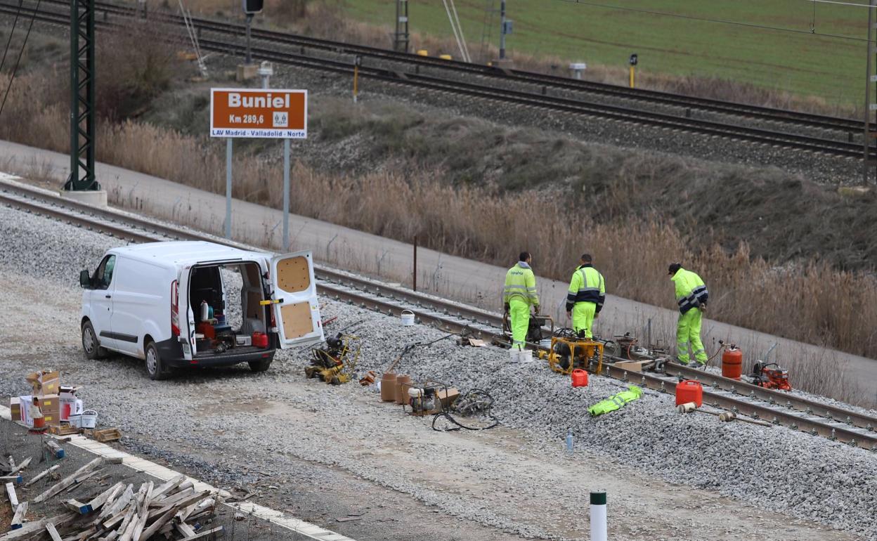 Los operarios se están centrando en la instalación de las vías en el entorno de Buniel. 