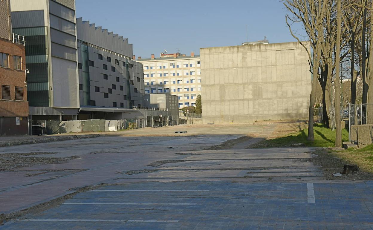 Solar junto al Clínico tras el derribo del Edificio Bañuelos para construir el de consultas externas. 