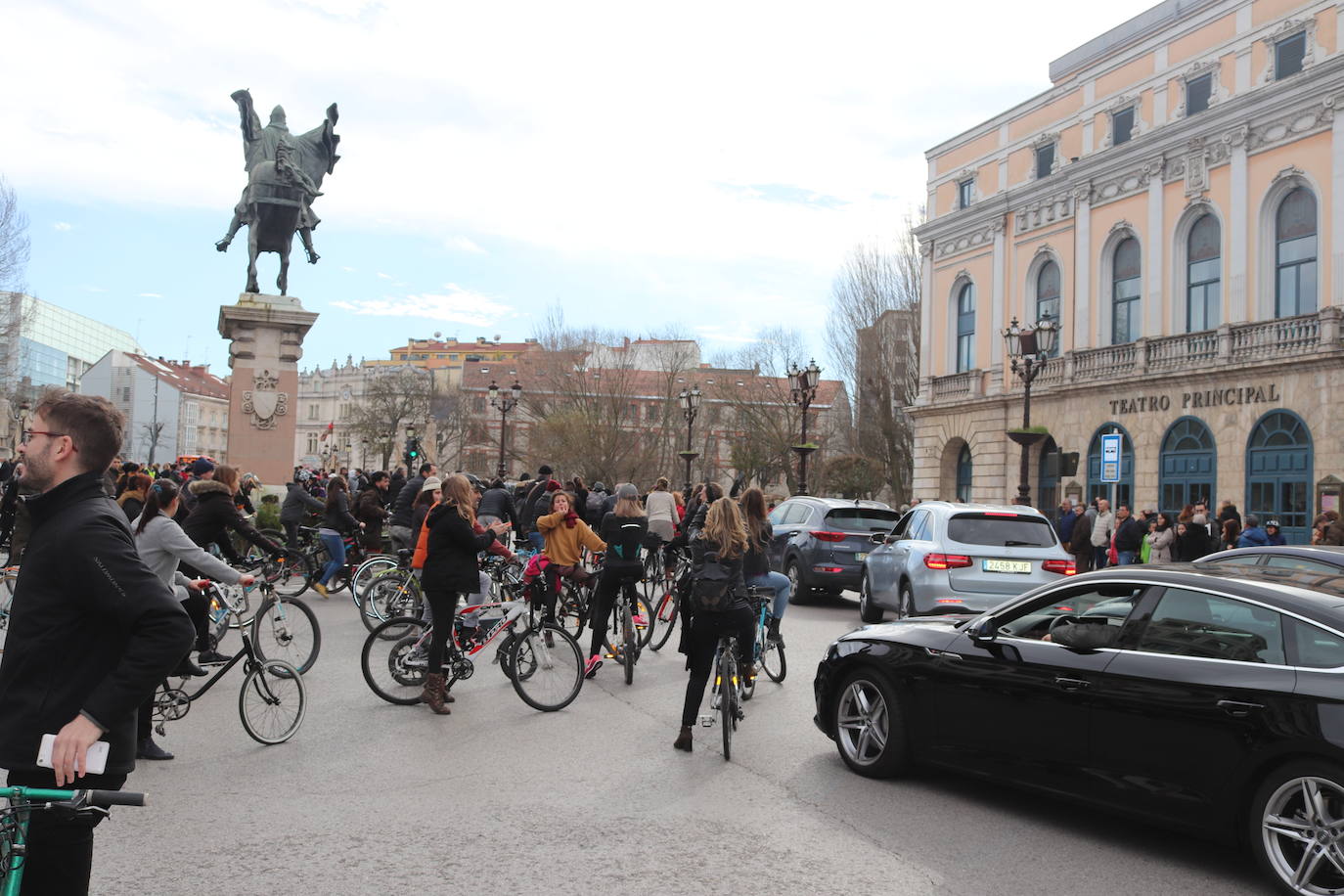 Ciclistas y usuarios de patinetes se enfrentan con la policía tras cortar la plaza del Cid.