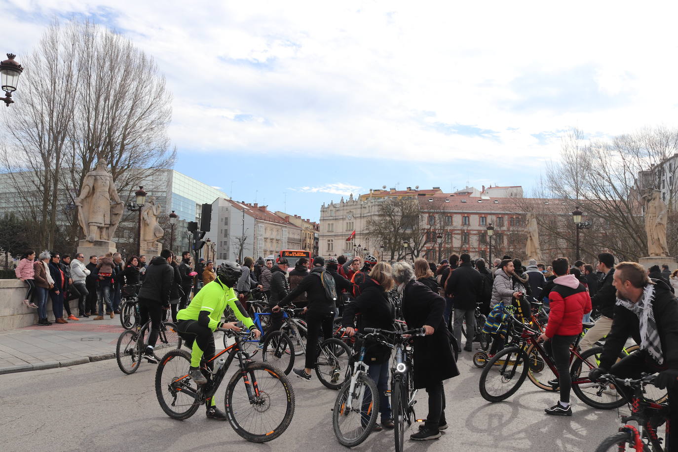 Ciclistas y usuarios de patinetes se enfrentan con la policía tras cortar la plaza del Cid.