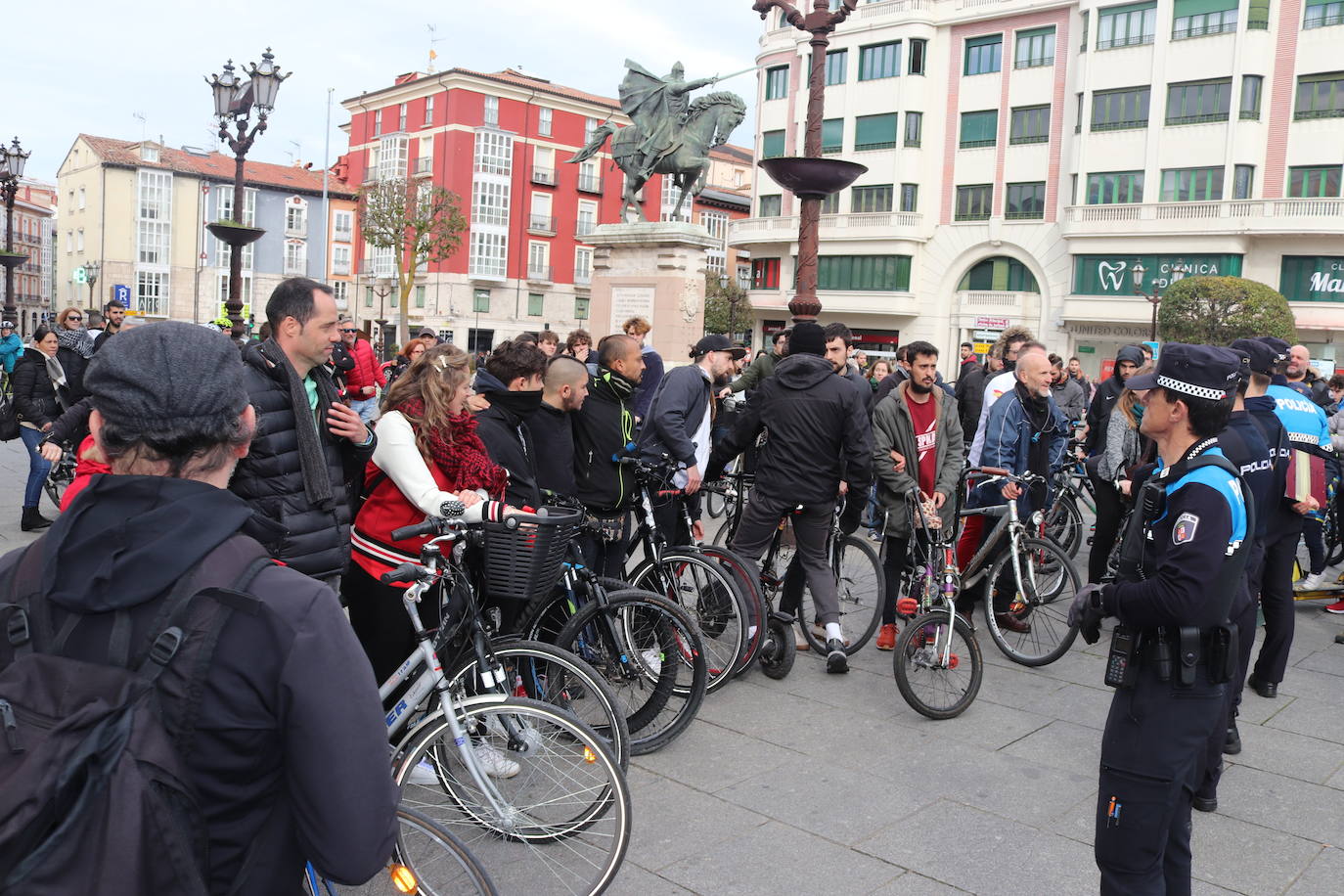 Ciclistas y usuarios de patinetes se enfrentan con la policía tras cortar la plaza del Cid.