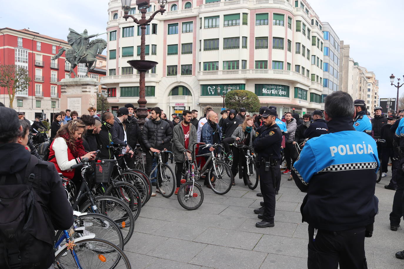 Ciclistas y usuarios de patinetes se enfrentan con la policía tras cortar la plaza del Cid.