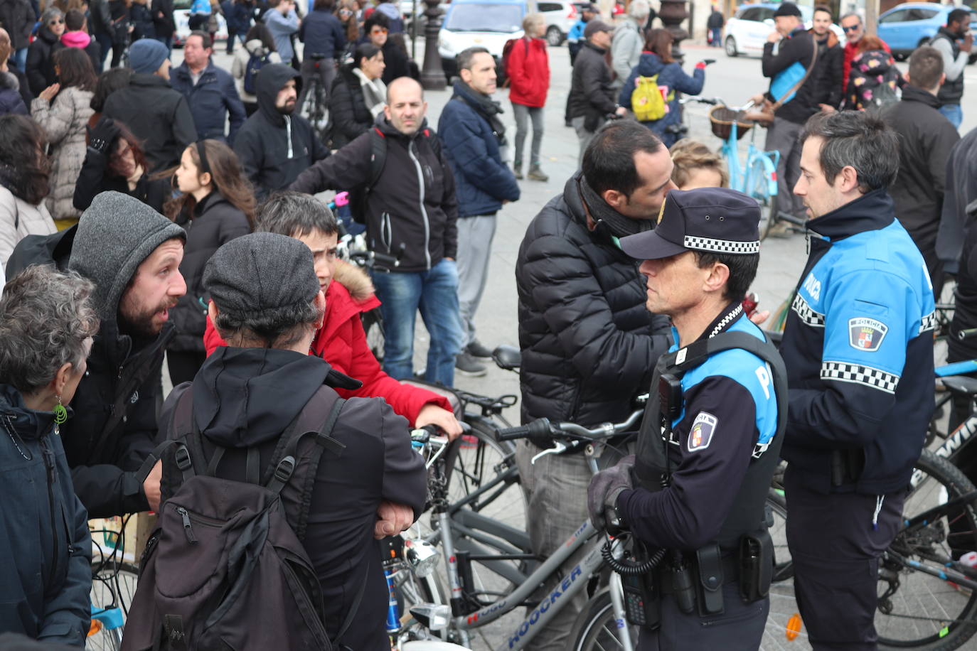 Ciclistas y usuarios de patinetes se enfrentan con la policía tras cortar la plaza del Cid.