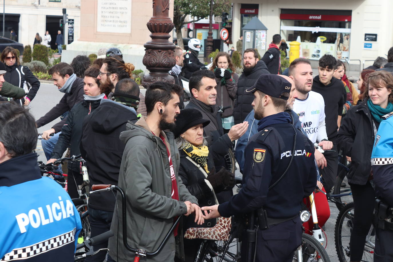 Ciclistas y usuarios de patinetes se enfrentan con la policía tras cortar la plaza del Cid.