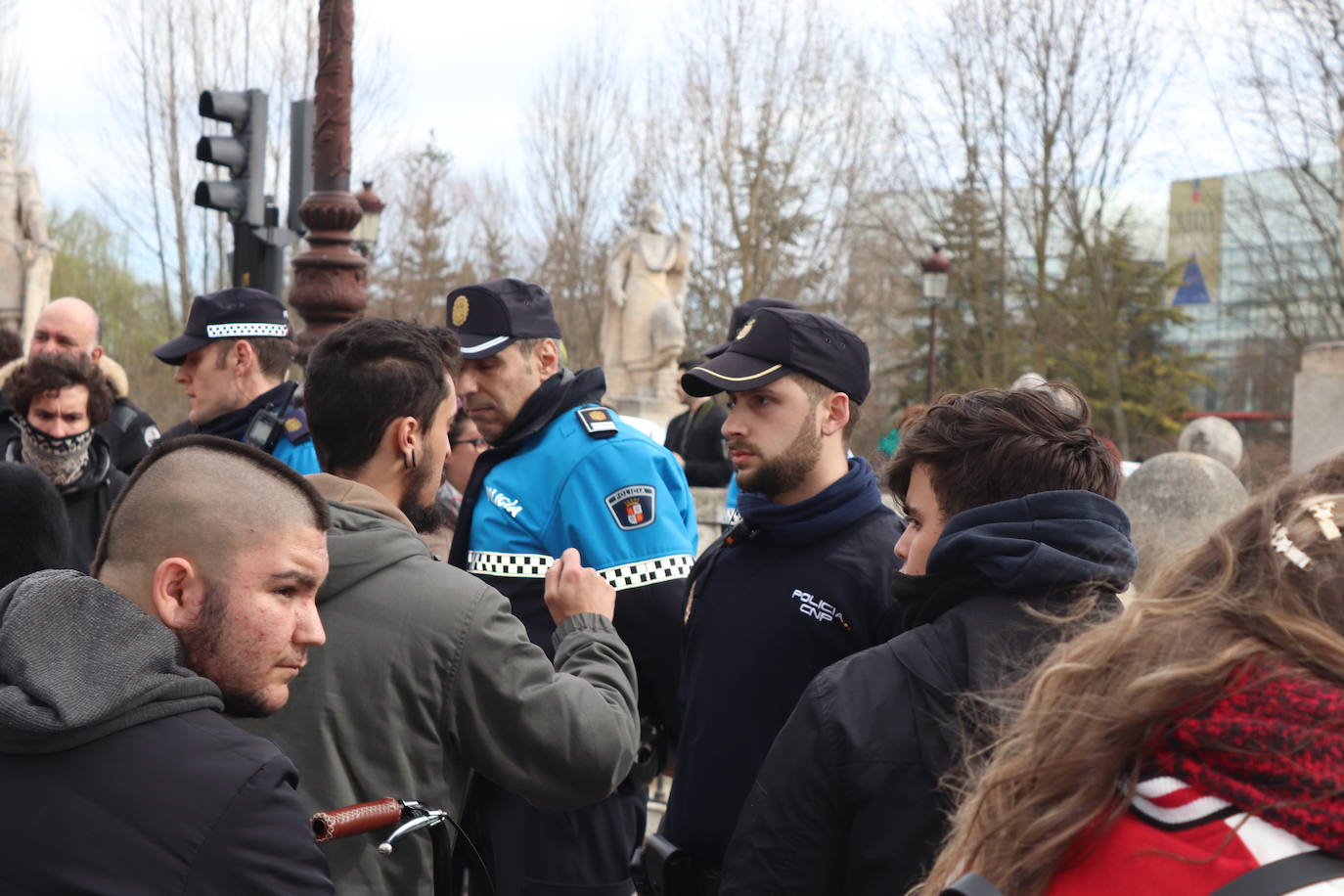 Ciclistas y usuarios de patinetes se enfrentan con la policía tras cortar la plaza del Cid.