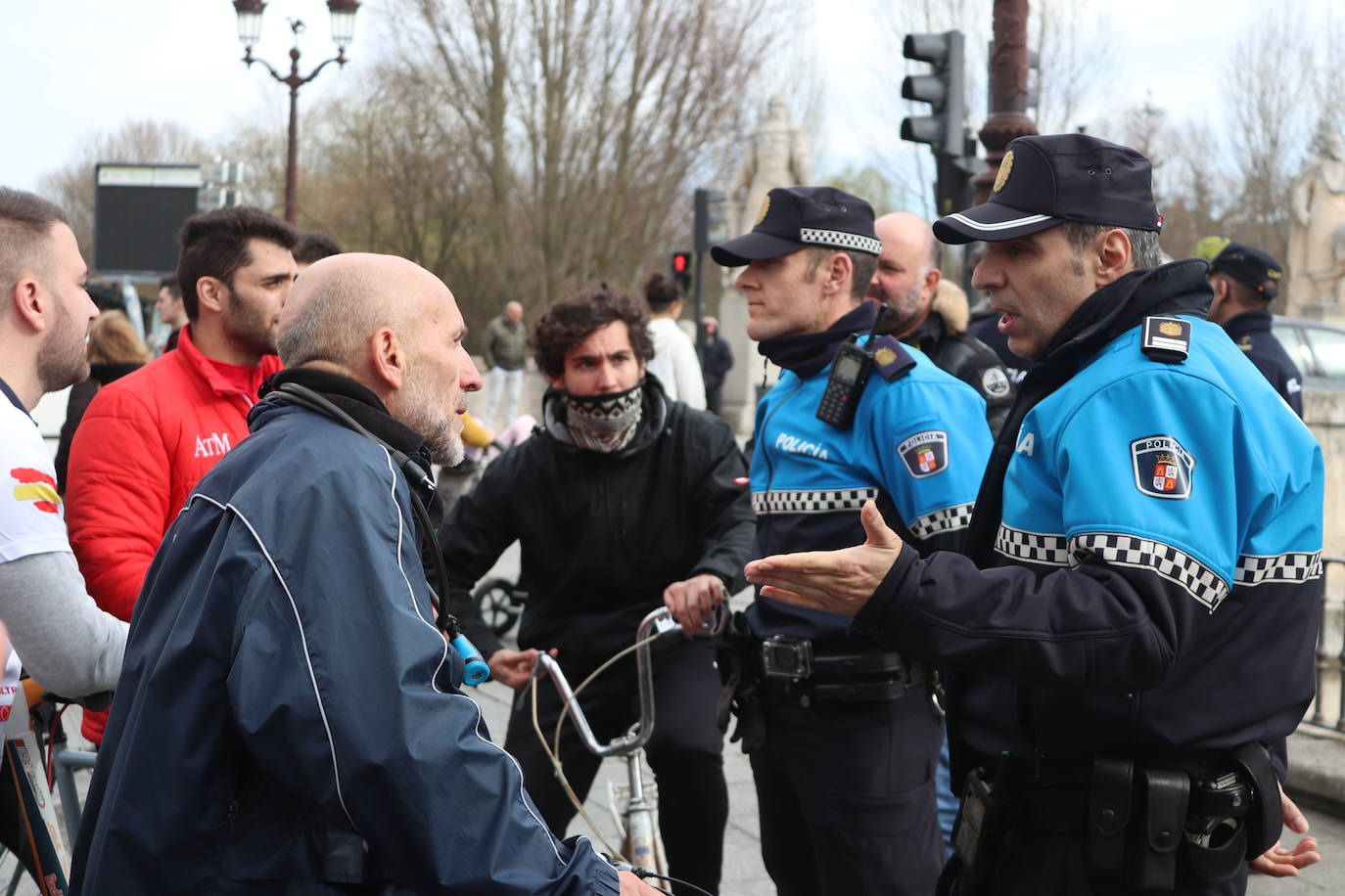 Ciclistas y usuarios de patinetes se enfrentan con la policía tras cortar la plaza del Cid.