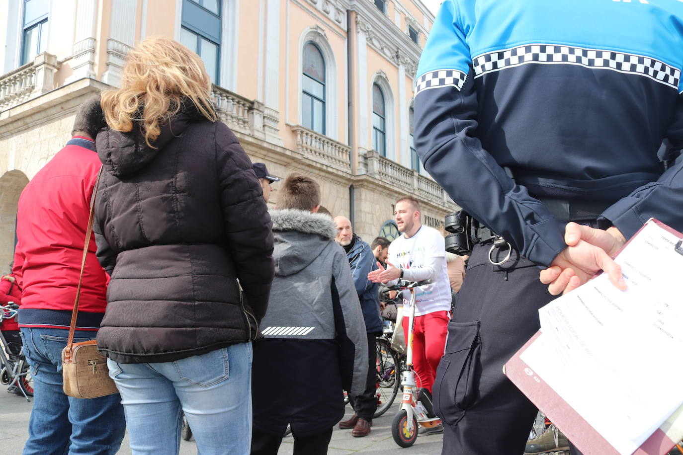 Ciclistas y usuarios de patinetes se enfrentan con la policía tras cortar la plaza del Cid.