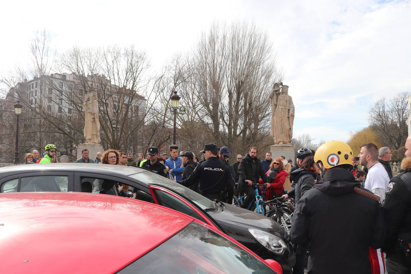 Ciclistas y usuarios de patinetes se enfrentan con la policía tras cortar la plaza del Cid.