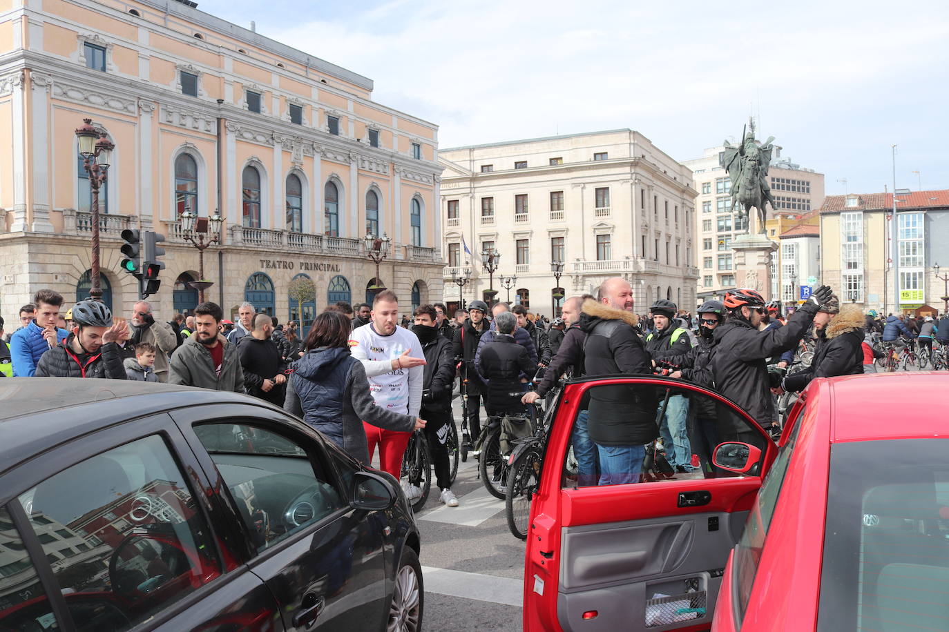 Ciclistas y usuarios de patinetes se enfrentan con la policía tras cortar la plaza del Cid.