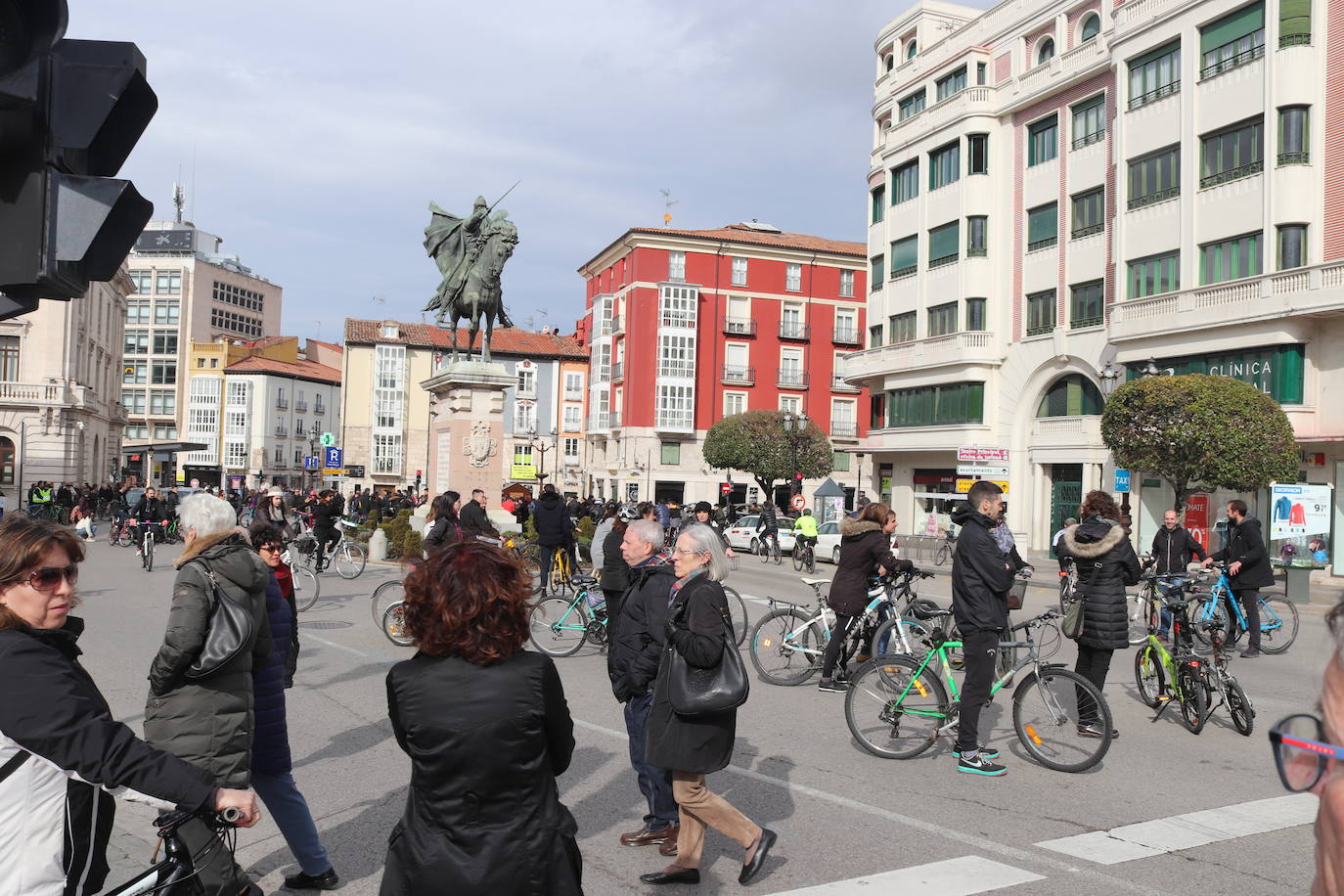 Ciclistas y usuarios de patinetes se enfrentan con la policía tras cortar la plaza del Cid.