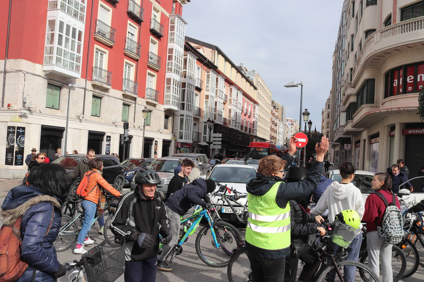 Ciclistas y usuarios de patinetes se enfrentan con la policía tras cortar la plaza del Cid.