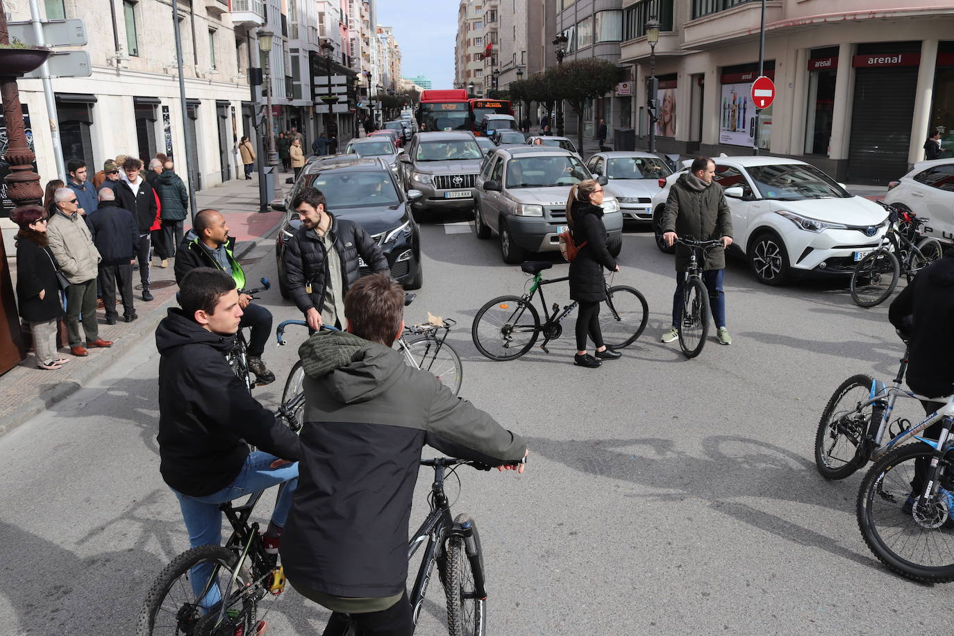 Ciclistas y usuarios de patinetes se enfrentan con la policía tras cortar la plaza del Cid.