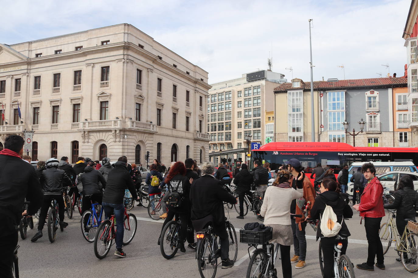 Ciclistas y usuarios de patinetes se enfrentan con la policía tras cortar la plaza del Cid.