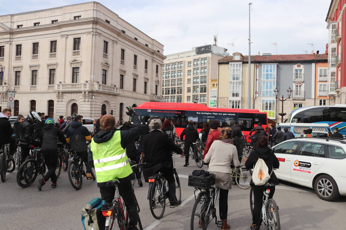 Ciclistas y usuarios de patinetes se enfrentan con la policía tras cortar la plaza del Cid.