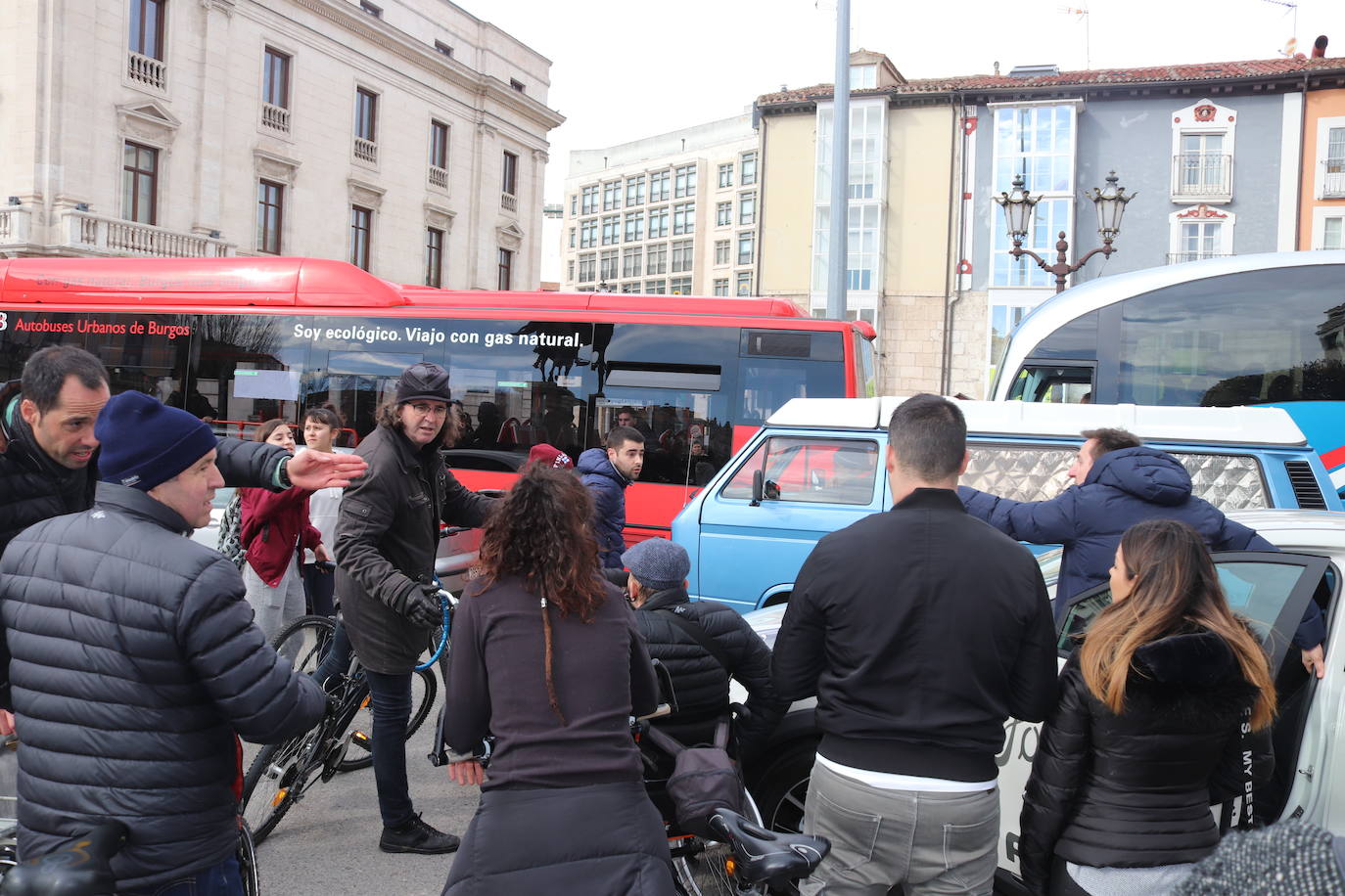 Ciclistas y usuarios de patinetes se enfrentan con la policía tras cortar la plaza del Cid.