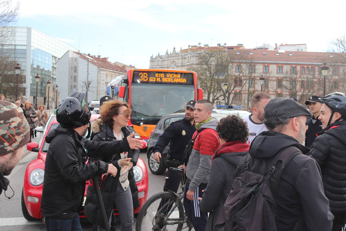 Ciclistas y usuarios de patinetes se enfrentan con la policía tras cortar la plaza del Cid.