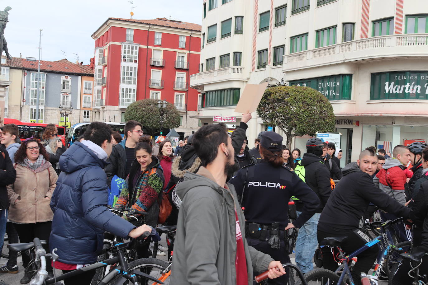 Ciclistas y usuarios de patinetes se enfrentan con la policía tras cortar la plaza del Cid.