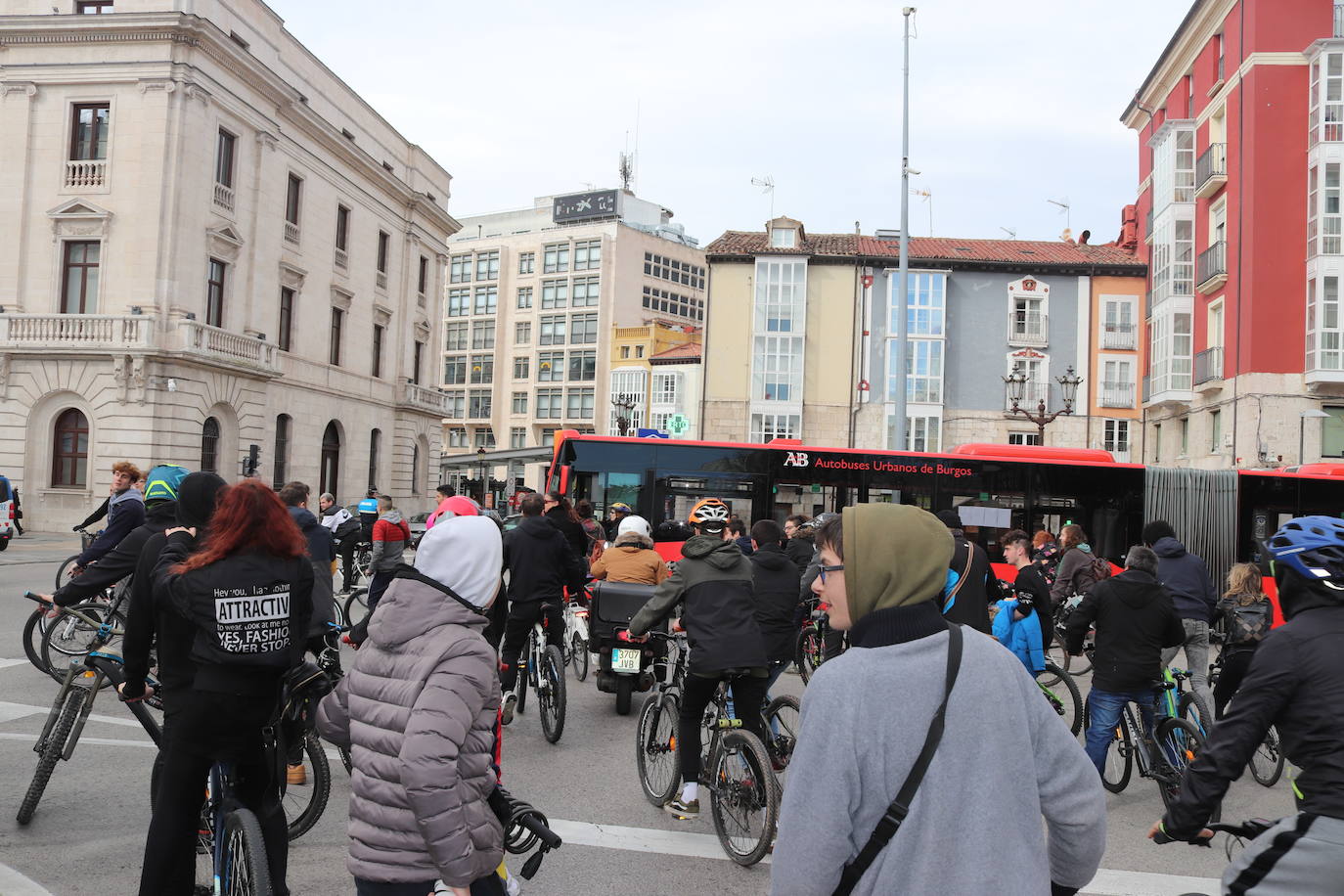 Ciclistas y usuarios de patinetes se enfrentan con la policía tras cortar la plaza del Cid.