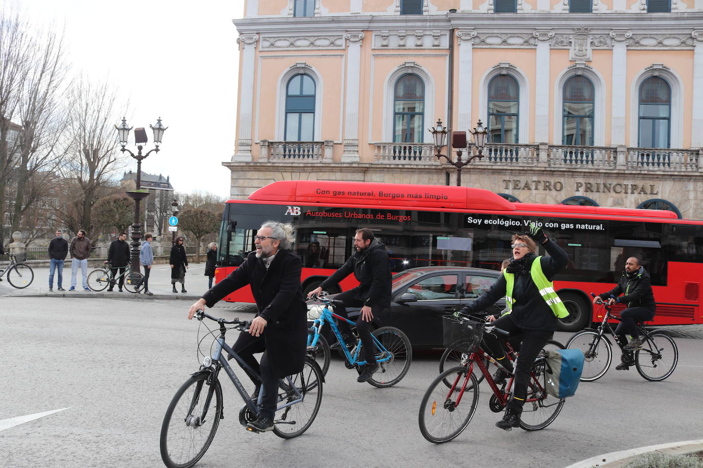 Ciclistas y usuarios de patinetes se enfrentan con la policía tras cortar la plaza del Cid.