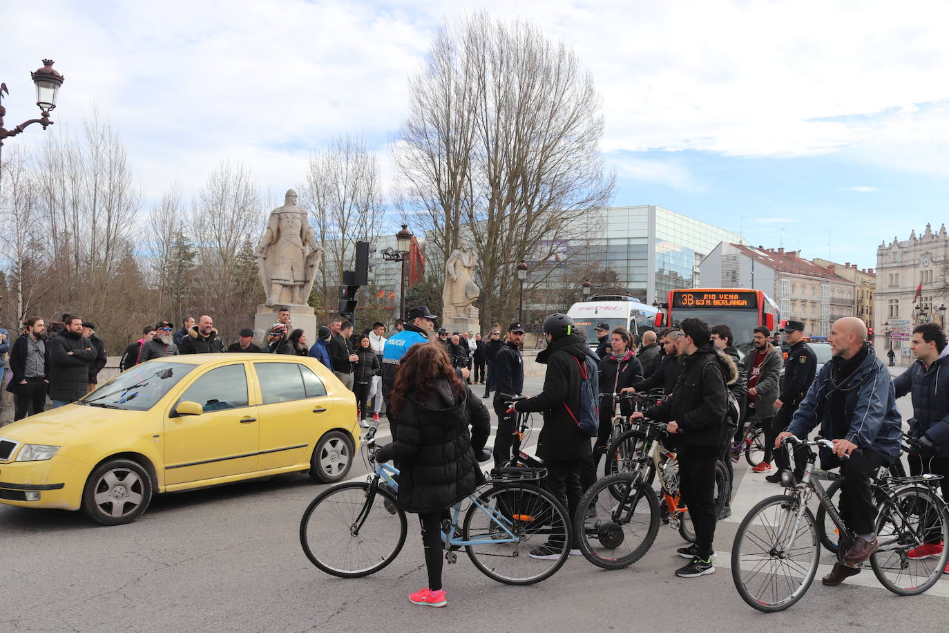 Ciclistas y usuarios de patinetes se enfrentan con la policía tras cortar la plaza del Cid.