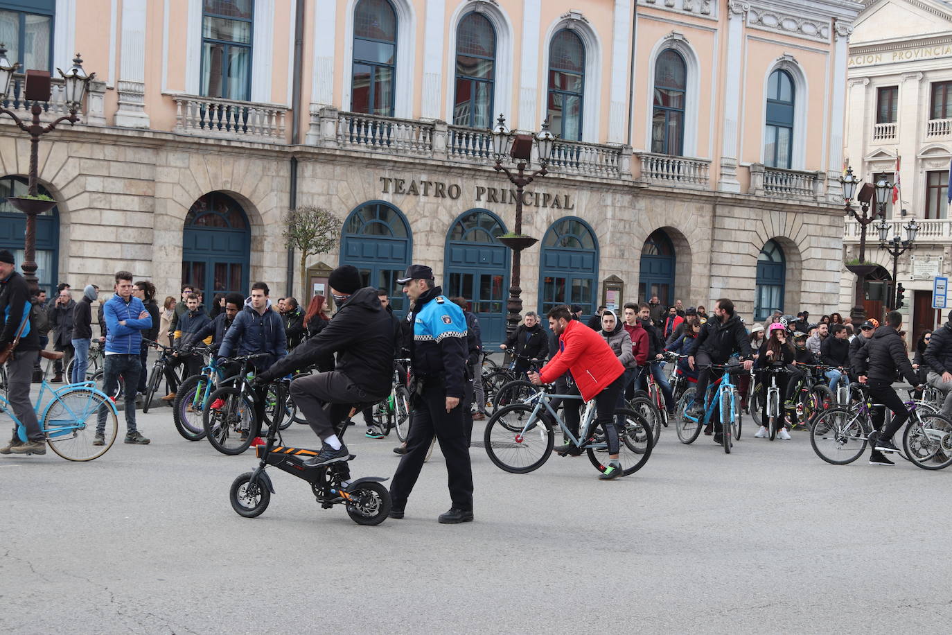 Ciclistas y usuarios de patinetes se enfrentan con la policía tras cortar la plaza del Cid.