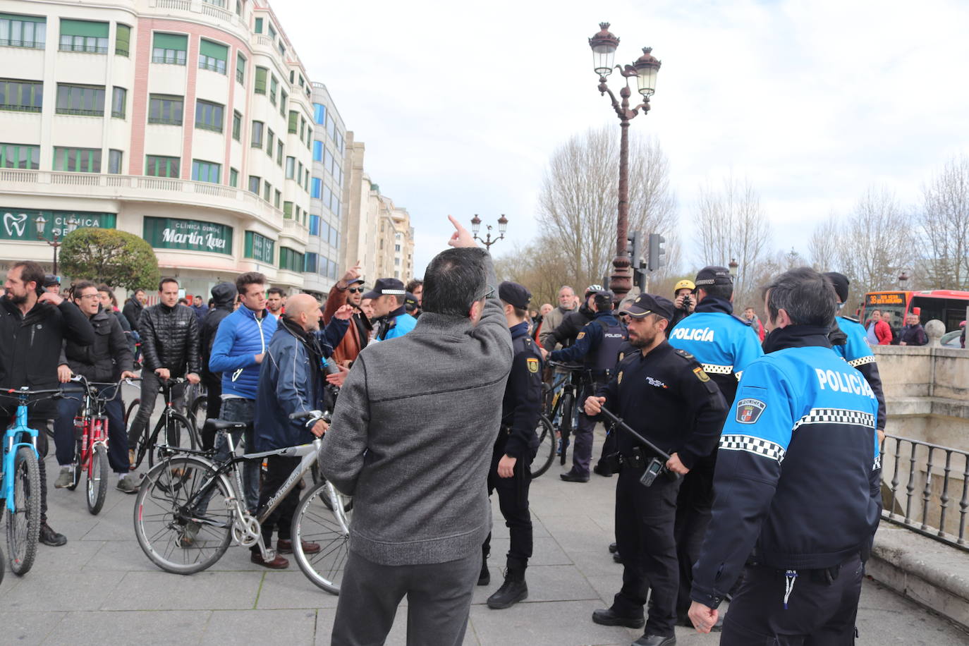 Ciclistas y usuarios de patinetes se enfrentan con la policía tras cortar la plaza del Cid.