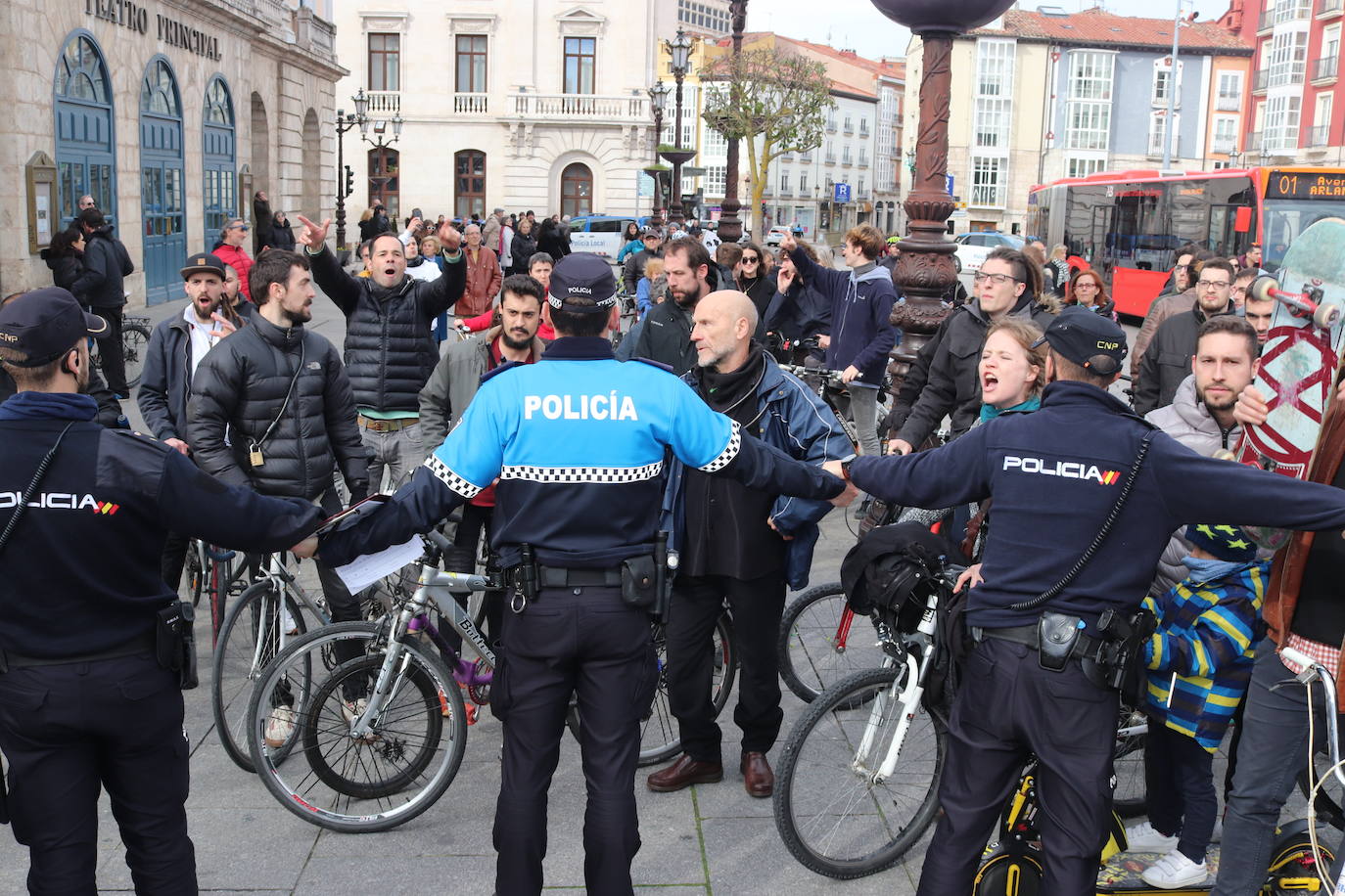 Ciclistas y usuarios de patinetes se enfrentan con la policía tras cortar la plaza del Cid.