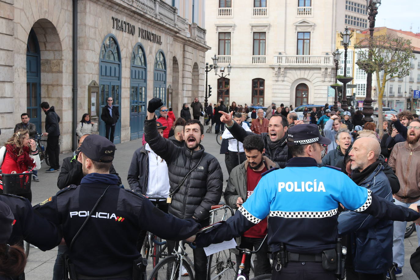 Ciclistas y usuarios de patinetes se enfrentan con la policía tras cortar la plaza del Cid.