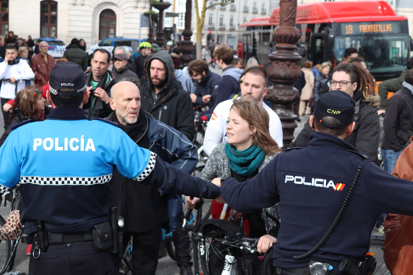 Ciclistas y usuarios de patinetes se enfrentan con la policía tras cortar la plaza del Cid.