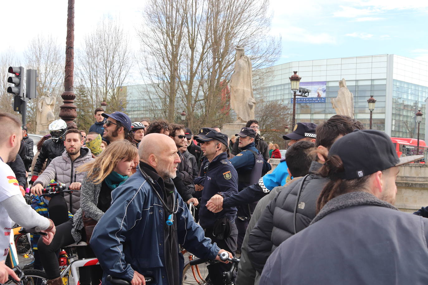 Ciclistas y usuarios de patinetes se enfrentan con la policía tras cortar la plaza del Cid.