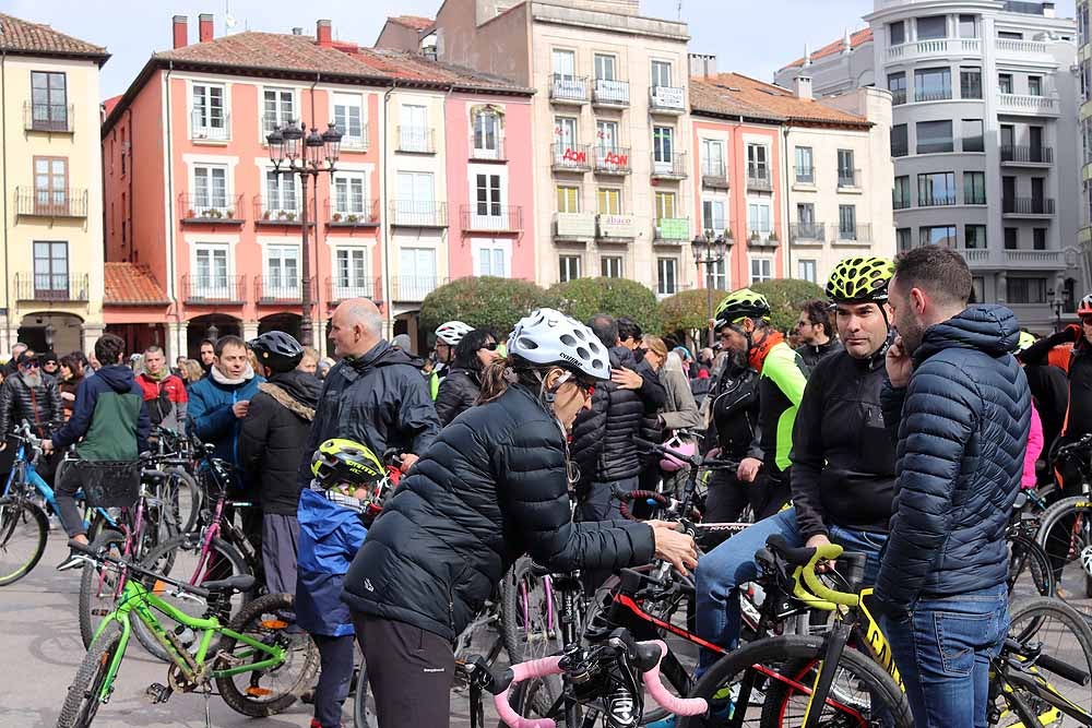 Fotos: Los ciclistas de Burgos han celebrado un funeral por la bici en la Plaza Mayor