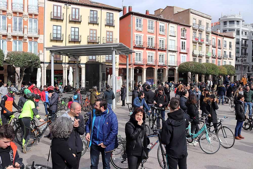 Fotos: Los ciclistas de Burgos han celebrado un funeral por la bici en la Plaza Mayor