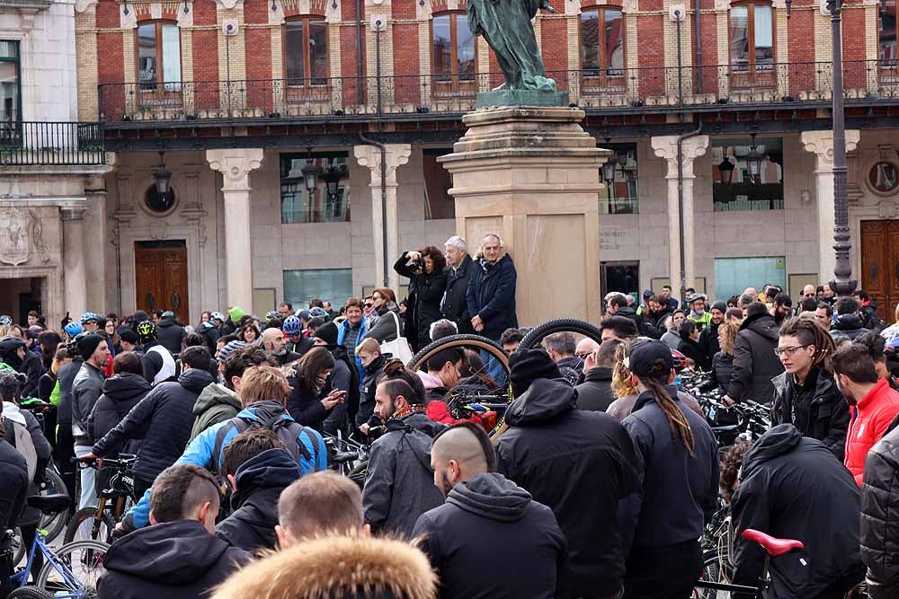 Fotos: Los ciclistas de Burgos han celebrado un funeral por la bici en la Plaza Mayor