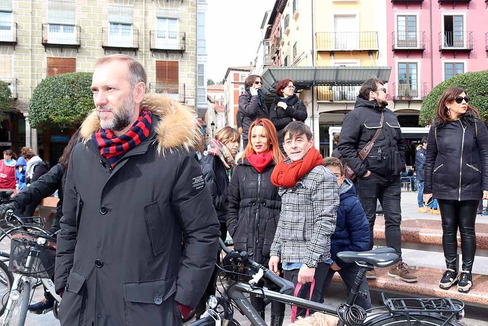 Fotos: Los ciclistas de Burgos han celebrado un funeral por la bici en la Plaza Mayor