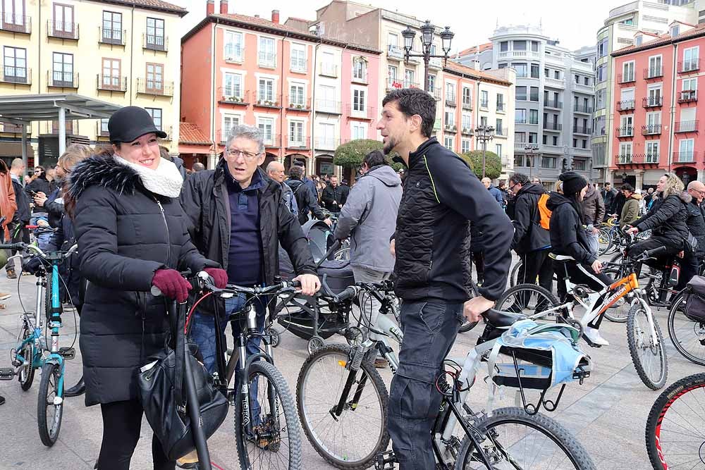 Fotos: Los ciclistas de Burgos han celebrado un funeral por la bici en la Plaza Mayor