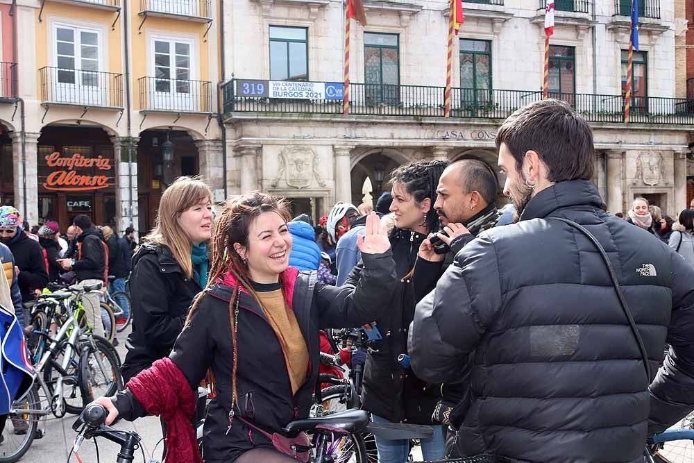 Fotos: Los ciclistas de Burgos han celebrado un funeral por la bici en la Plaza Mayor