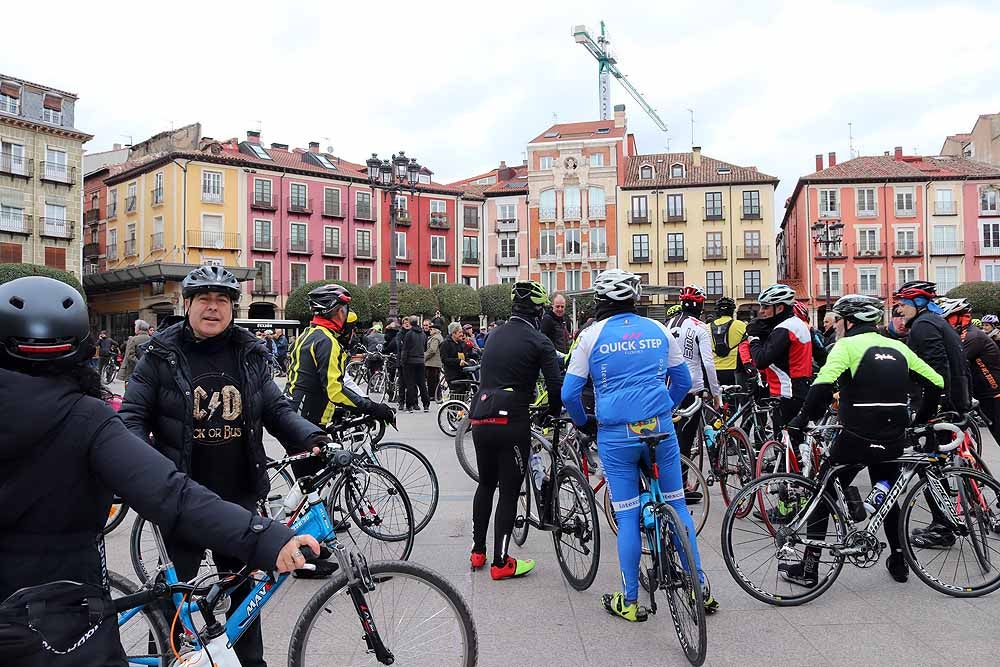 Fotos: Los ciclistas de Burgos han celebrado un funeral por la bici en la Plaza Mayor