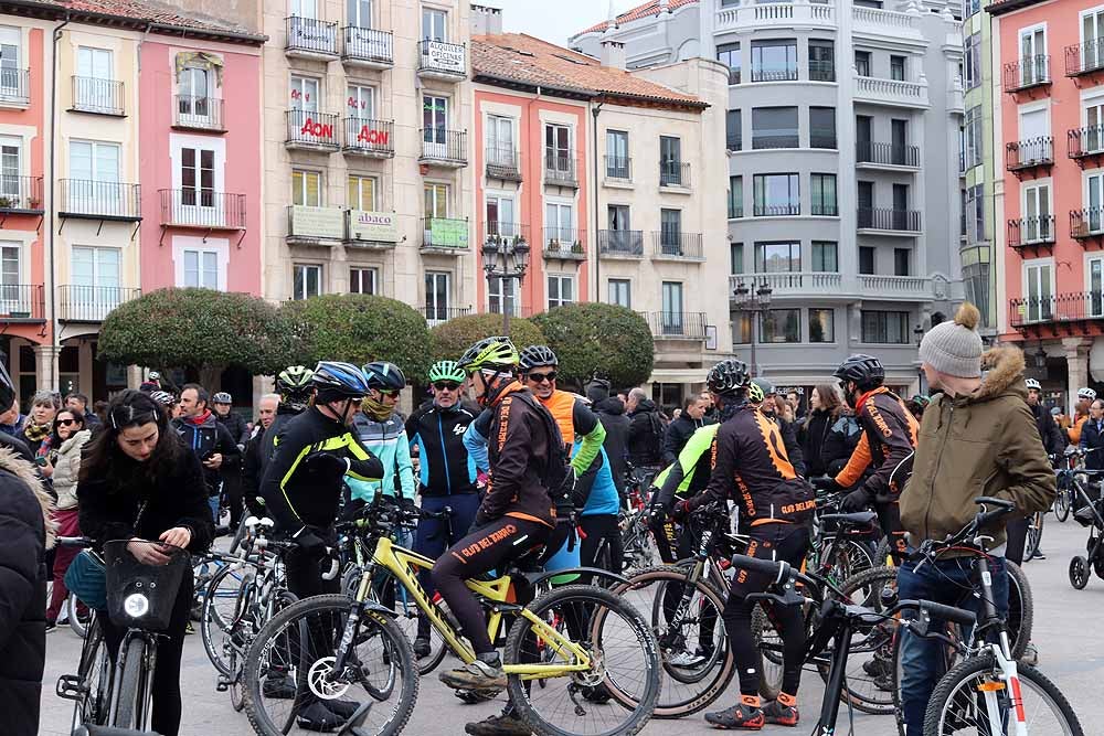Fotos: Los ciclistas de Burgos han celebrado un funeral por la bici en la Plaza Mayor
