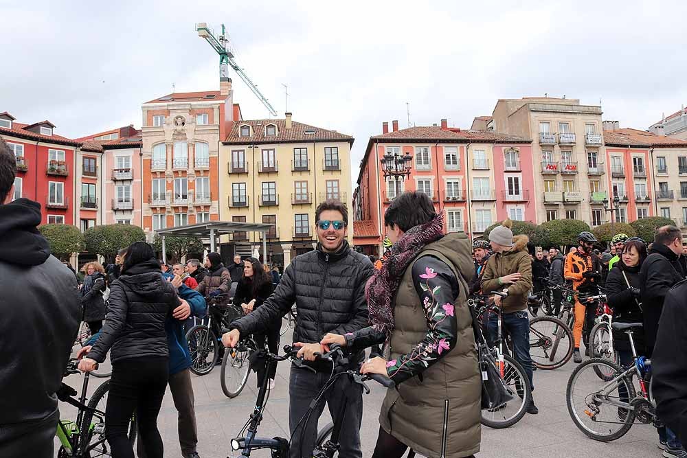 Fotos: Los ciclistas de Burgos han celebrado un funeral por la bici en la Plaza Mayor