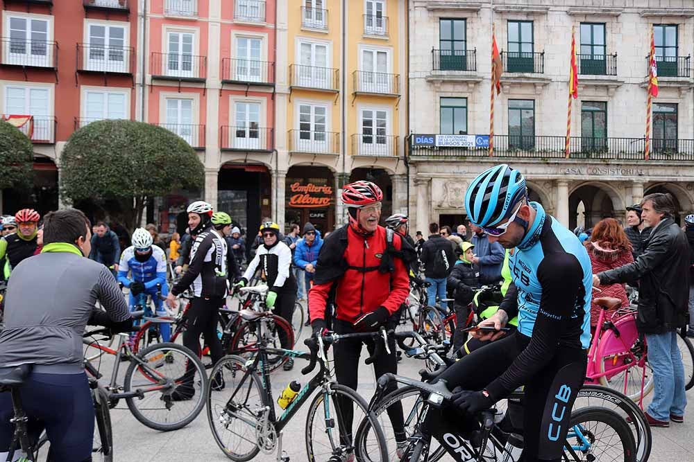 Fotos: Los ciclistas de Burgos han celebrado un funeral por la bici en la Plaza Mayor
